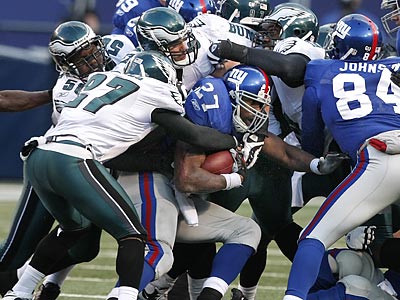 The Eagles´ defense stopped the Giants on consecutive fourth downs in the fourth quarter, including this run by Brandon Jacobs. (Ron Cortes/Staff photographer)