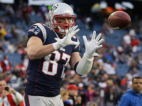 Patriots' Rob Gronkowski breaks forearm again