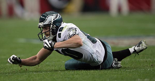 Kevin Curtis hits the grass after missing a fourth down pass late in the fourth quarter. (Yong Kim/Staff Photographer)