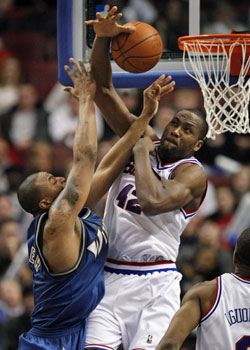 The Sixers' Elton Brand battles the Wizards' Caron Butler for a rebound in the second half. (Ron Cortes / Staff Photographer) 