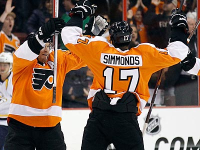 Flyers winger Wayne Simmonds scored two goals on Thursday against the Predators. (Yong Kim/Staff Photographer) 