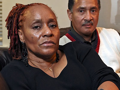 Carrol Shannon — with her husband, Mike — says cops assaulted her after a dispute with staff at a Bally’s Total Fitness in S. Phila. (Steven M. Falk / Staff photographer)