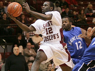 St. Joe&acute;s scored only 20 points in the second half against Saint Louis. (Yong Kim/Staff Photographer)