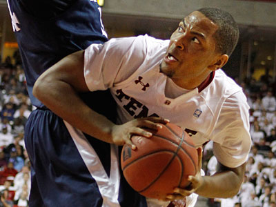 Khalif Wyatt scored 18 points for Temple in the Owls&acute; lopsided A-10 victory. (Ron Cortes/Staff Photographer)