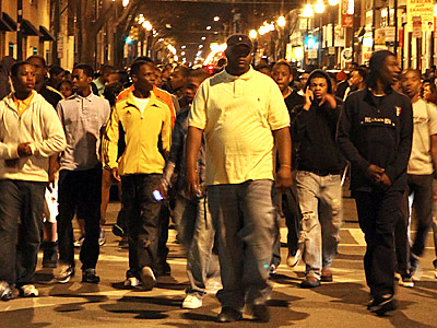 Young people fill South Street at 11:15 pm during a flash mob incident that involved thousands and closed the street to traffic from Front to Broad.  (Laurence Kesterson / Staff Photographer)