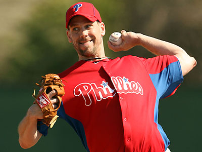 Roy Oswalt rejoins Philadelphia Phillies after eight-day absence