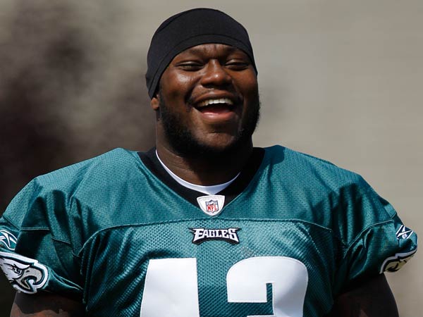 Former all-pro FB Leonard Weaver to retire as Eagle