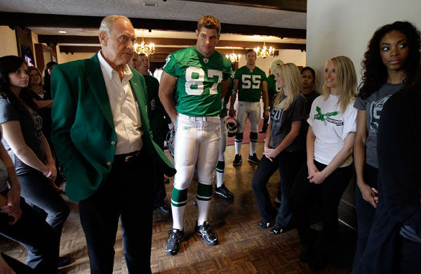 2010: Eagles going green with throwback jerseys for season opener