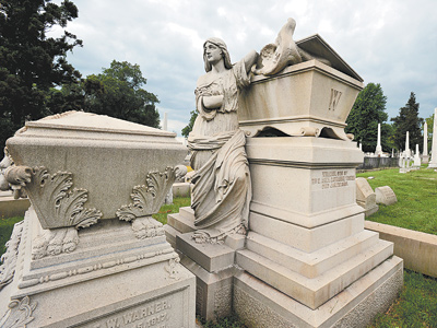 A Walk Amongst the Tombstones in Laurel Hill Cemetery – The