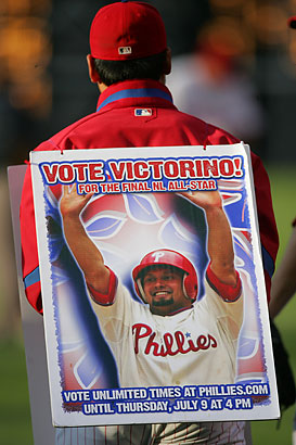 Victorino helps his All-Star campaign with game-winning hit for Phillies