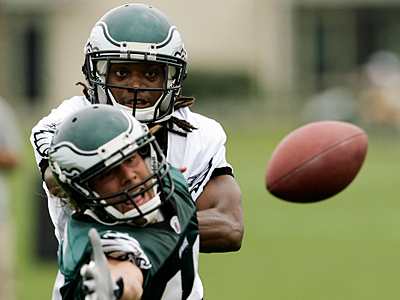 Trevard Lindley (back) defends Riley Cooper during a training camp drill. (Yong Kim/Staff Photographer)