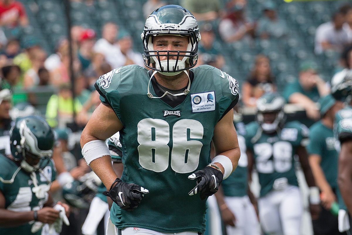 Domo: Eagles' Celek takes tough to another level