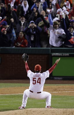 Lidge celebrates after striking out the last batter.  ( Ron Cortes / Staff Photographer ) 