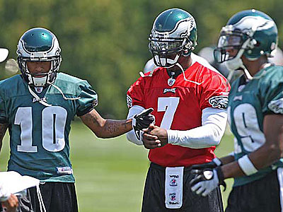 Philadelphia Eagles backup quarterback Michael Vick #7 walks to the  sidelines in a practice being held at Lehigh College in Bethlehem,  Pennsylvania. (Credit Image: © Mike McAtee/Southcreek Global/ZUMApress.com  Stock Photo - Alamy