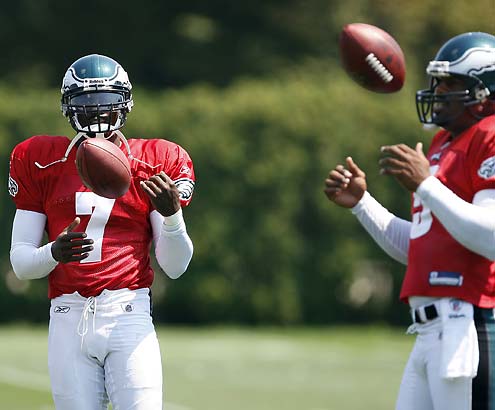 Jacksonville, FL, USA. 24th Aug, 2013. Philadelphia Eagles quarterback  Michael Vick (7) with a Gatorade water bottle during a preseason NFL game  against the Jacksonville Jaguars at EverBank Field on Aug. 24