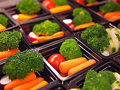 "Rightsized" fruit and vegetable meal portions are part of the new USDA strategies to increase students&acute; consumption of healthier foods. (USDA photo)