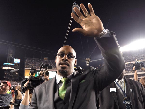 McNabb feels the love during jersey retirement