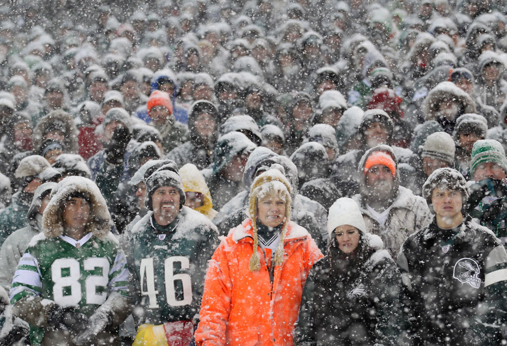 McCoy's record day keys Eagles win in the snow