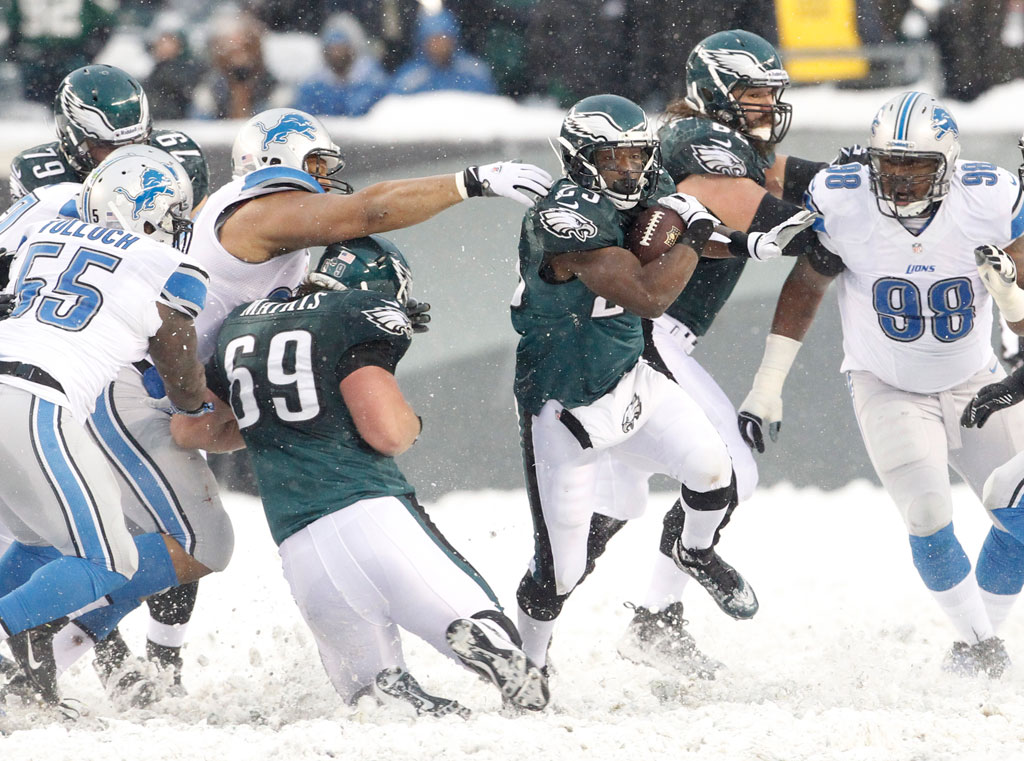 LeSean McCoy dashes through snow to record as Eagles drop Lions