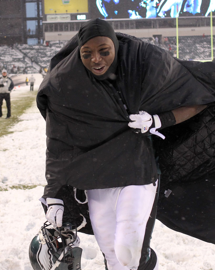 McCoy's record day keys Eagles win in the snow