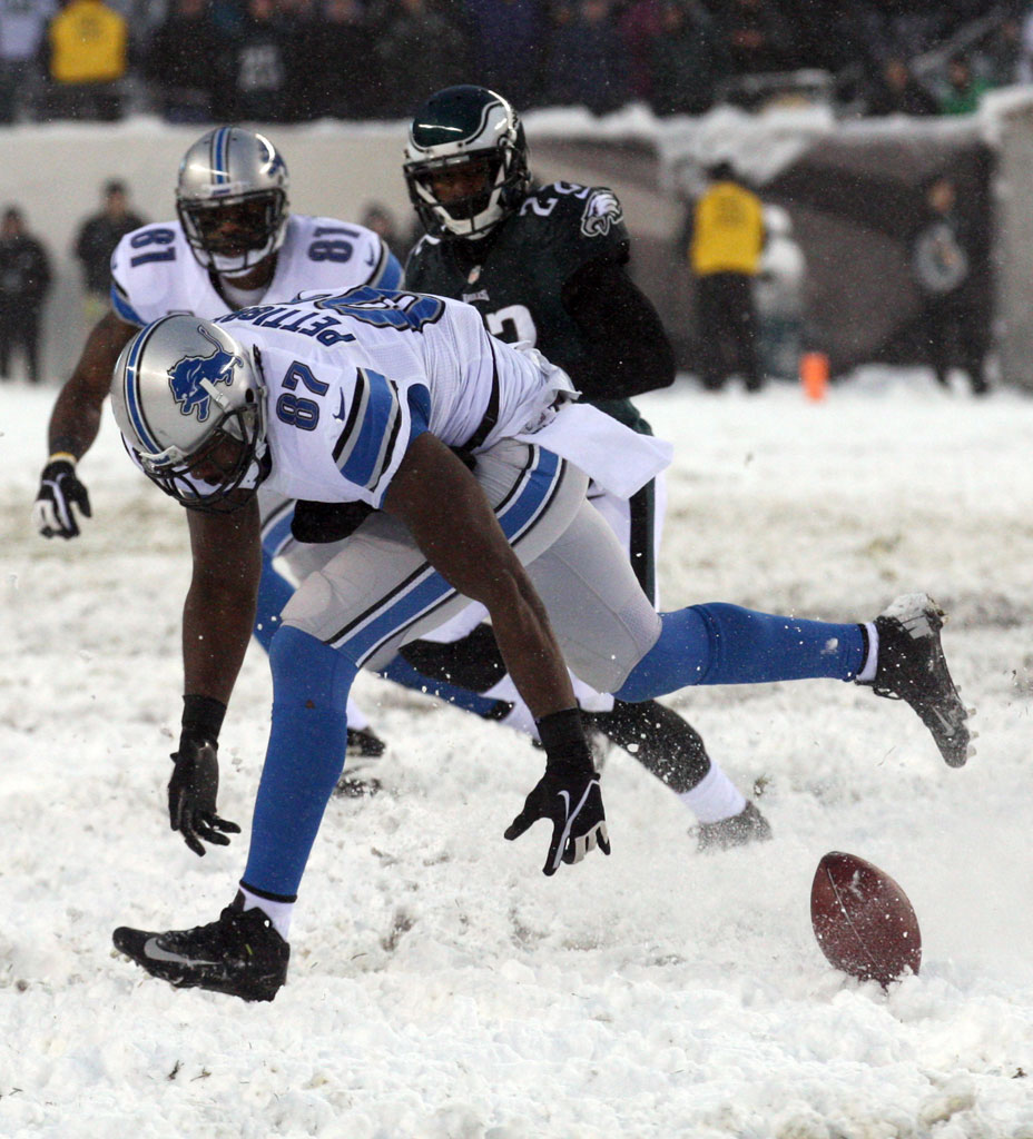 McCoy's record day keys Eagles win in the snow