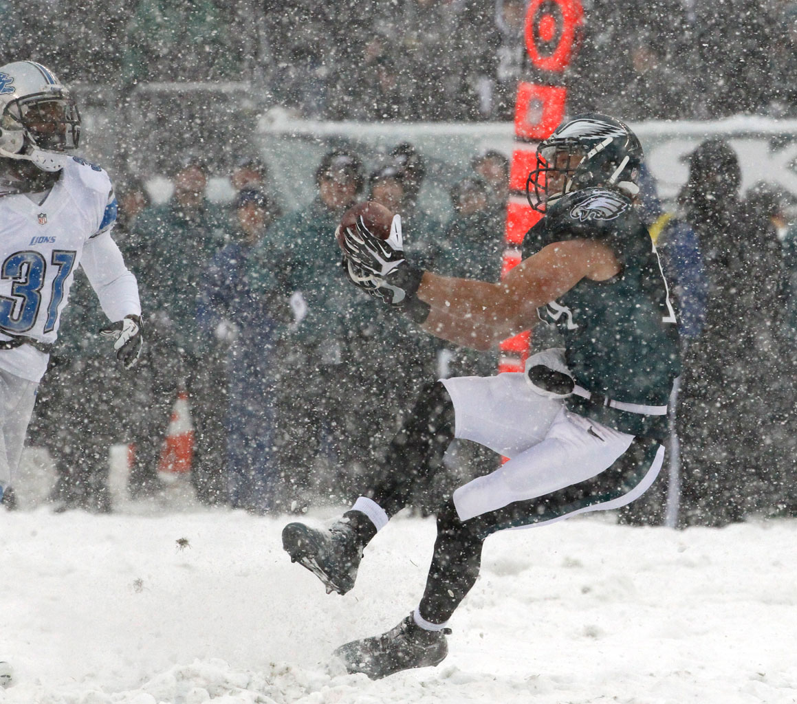 LeSean McCoy Leads Eagles to Win Over Lions and Snow Storm