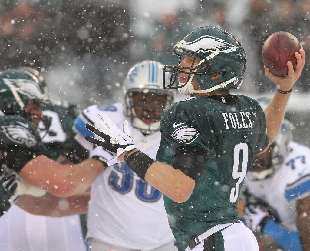 McCoy's record day keys Eagles win in the snow