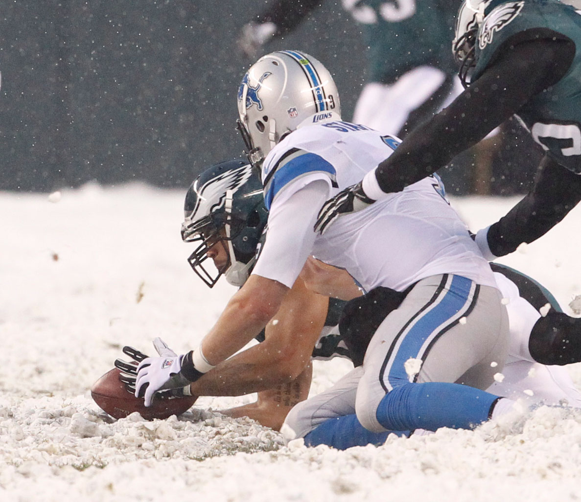 McCoy's record day keys Eagles win in the snow