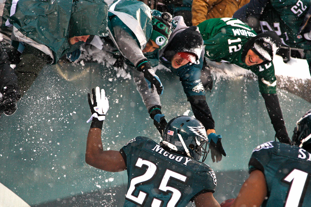 McCoy's record day keys Eagles win in the snow