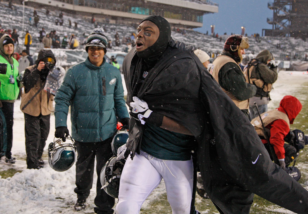 McCoy's record day keys Eagles win in the snow