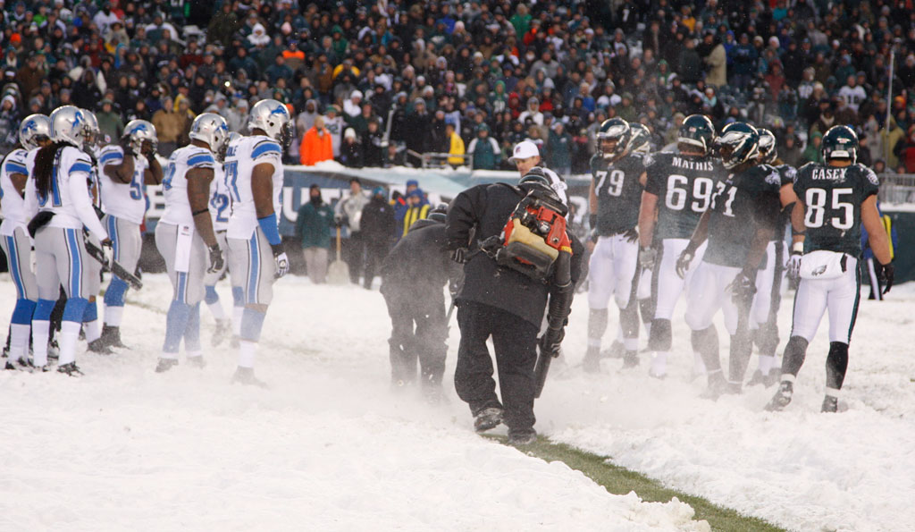 McCoy's record day keys Eagles win in the snow