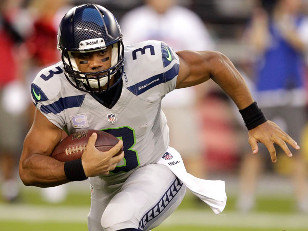 Russell Wilson breaks free for 17-yard rush