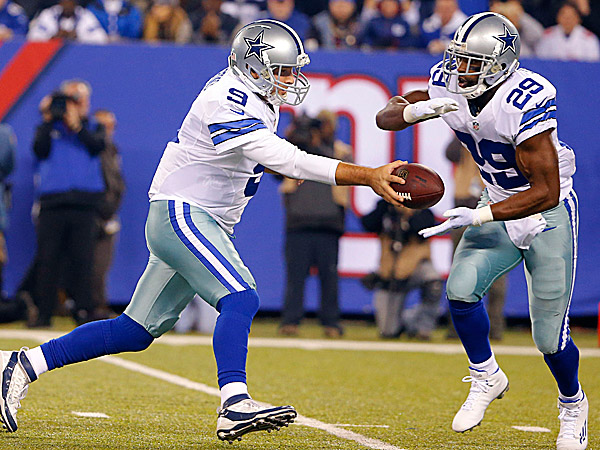 Dallas Cowboys Tony Romo hands the ball off to DeMarco Murray in