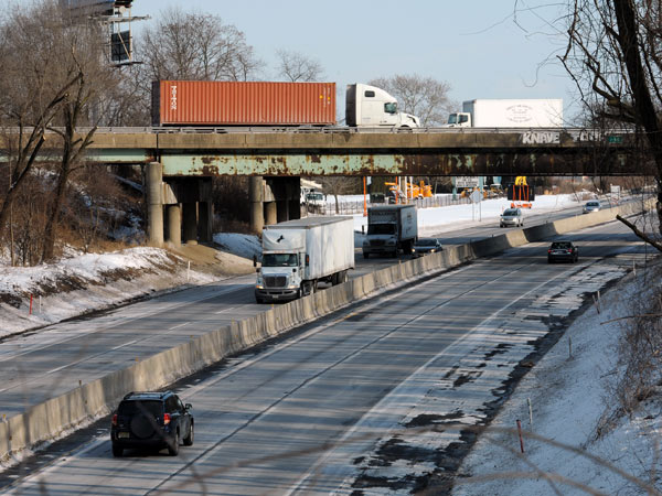 Interstate 95 crosses over the Pennsylvania Turnpike near Levittown. ( CLEM MURRAY / Staff Photographer ) 