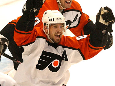 John LeClair '91 Inducted Into Philadelphia Flyers Hall of Fame -  University of Vermont Athletics