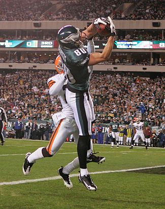Kevin Curtis jumps to catch a 14-yard touchdown pass from Donovan McNabb in the first quarter that put the Eagles up 7-0. (Ron Cortes/Staff Photographer)