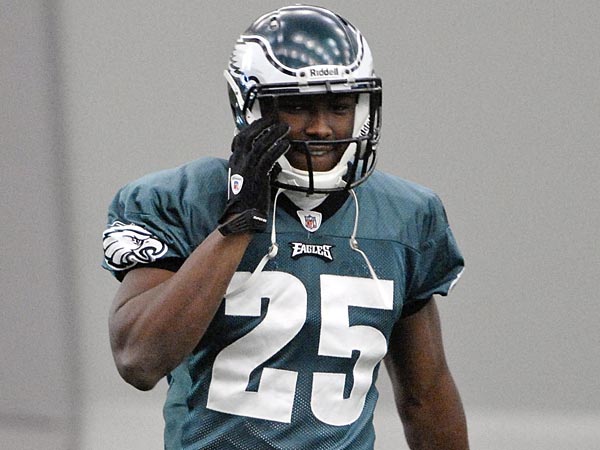 Eagles' LeSean McCoy apologizes for tweets with mother of his son