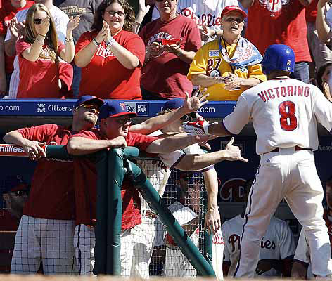 Shane Victorino injured in outfield collision with Raul Ibanez