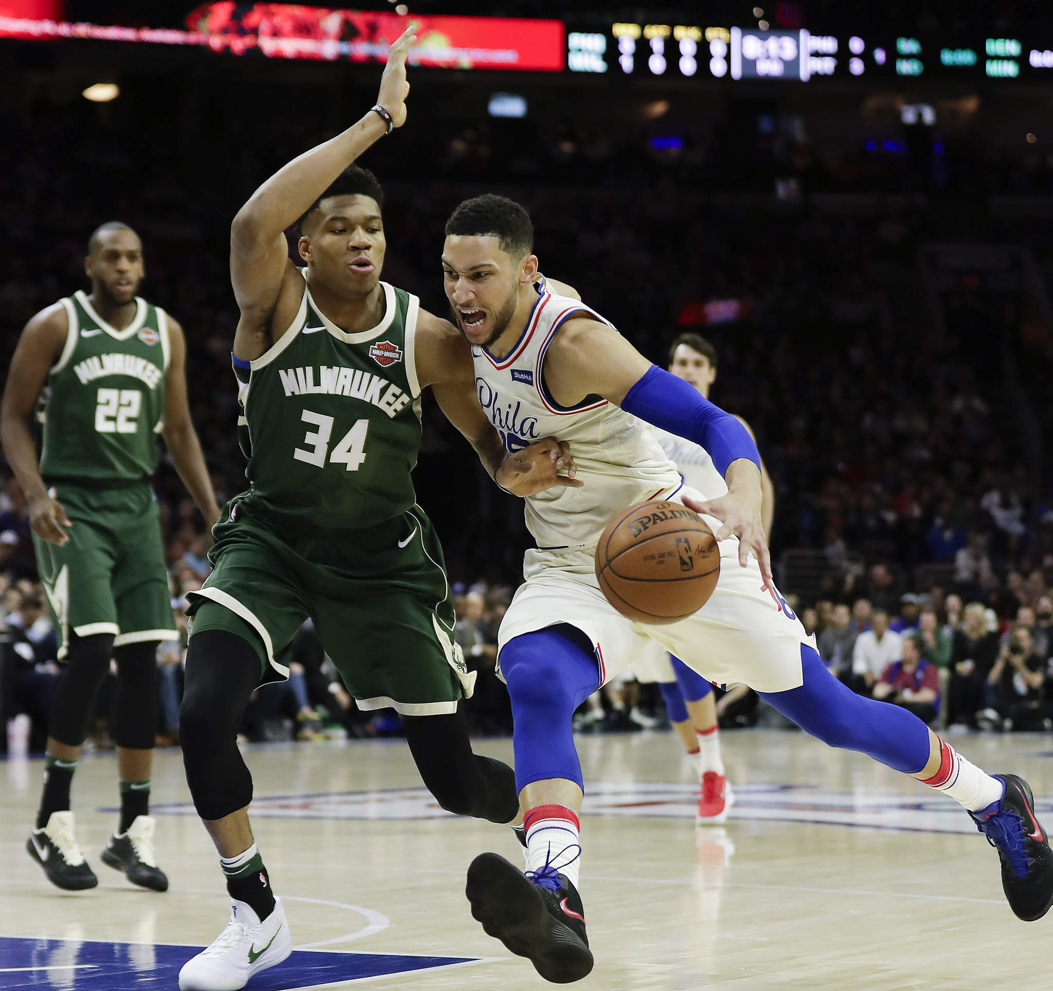 Ben Simmons and Giannis Antetokounmpo dunk on each other as