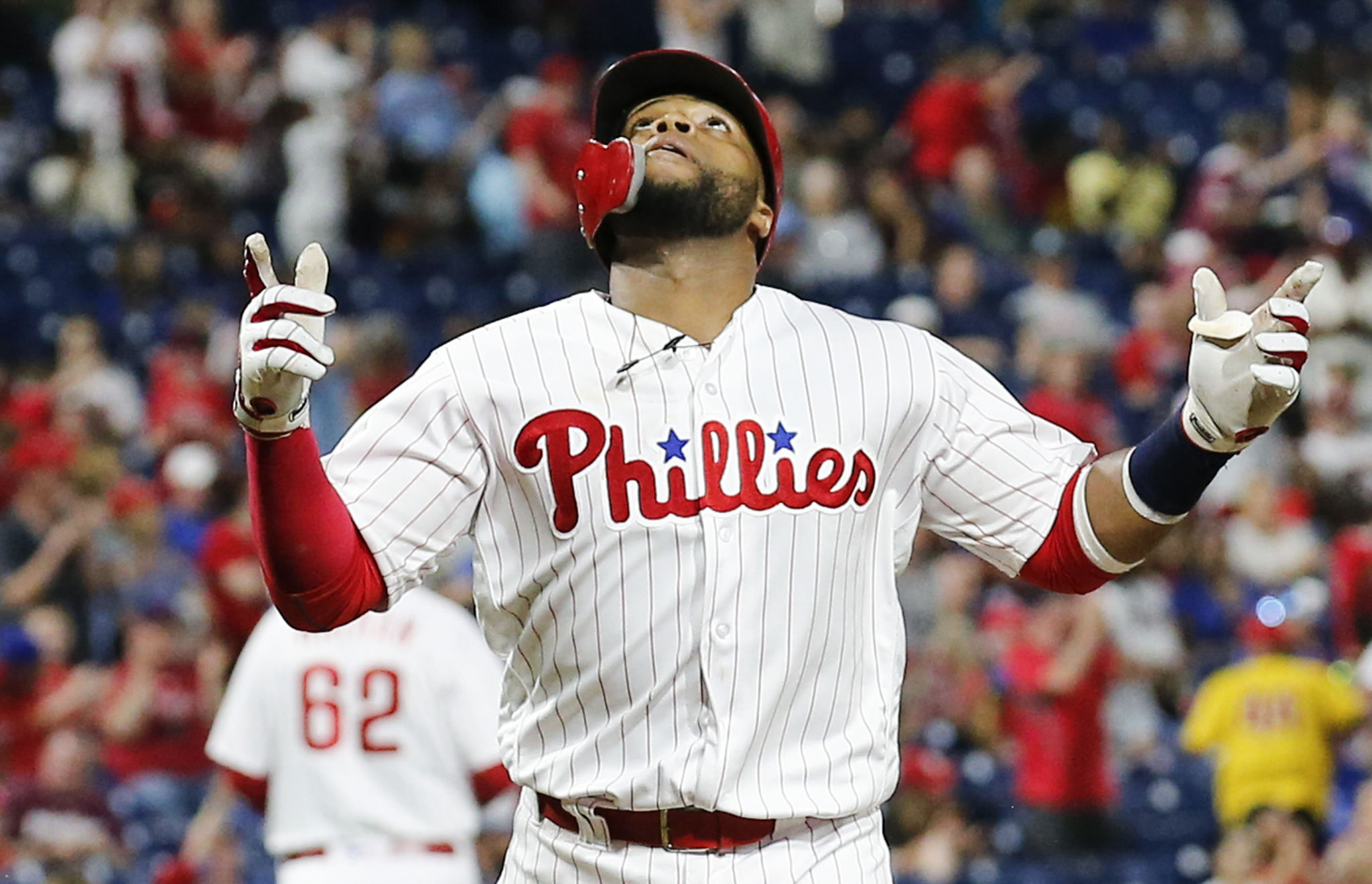 Rhys Hoskins Plays Fan Roshambo For Baseball Bat