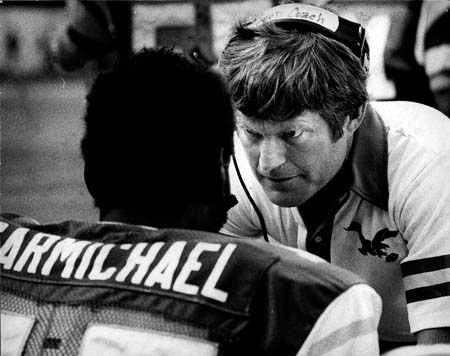 Hall of Fame inductee Harold Carmichael, football's tallest WR, finally  earns football's highest honor - The Athletic