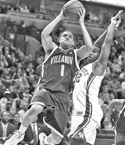 Villanova's Scottie Reynolds gets ready to shoot the ball past Kentucky's Joe Crawford.