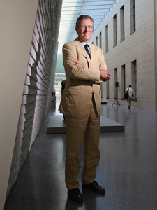 Architect Gluckman, by his torqued wall in the Skylit Galleria between the old building and the new galleries: A classic instance of Gluckman sculpting air.