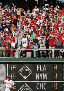 Framing Mets' final score, fans and Shane Victorino react after last out of clincher.