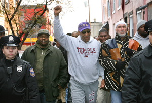 Bill Cosby is flanked by rapper Beanie Sigel (second from left) and Bilal Qayyum, co-chairman of Men United for a Better Philadelphia, in a march down Susquehanna Avenue.