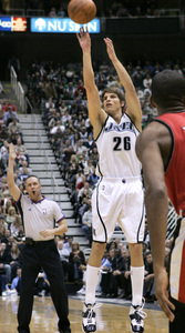Kyle Korver makes three-pointer in Jazz debut.