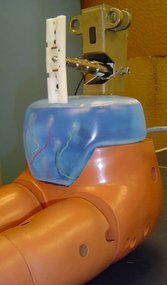 The simulated child abdomen consists of a flexible silicone shell that is filled with liquid silicone and equipped with light sensors.