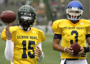 Hawaii's Colt Brennan (left) and Kentucky QB Andre Woodson take break.