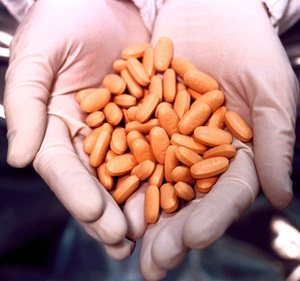 An Aventis Pharmaceuticals worker holds coated Ketek tablets at a company facility in Kansas City, Mo.