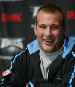 Dan Klecko signed a 2-year deal to play fullback and special teams for the Eagles.